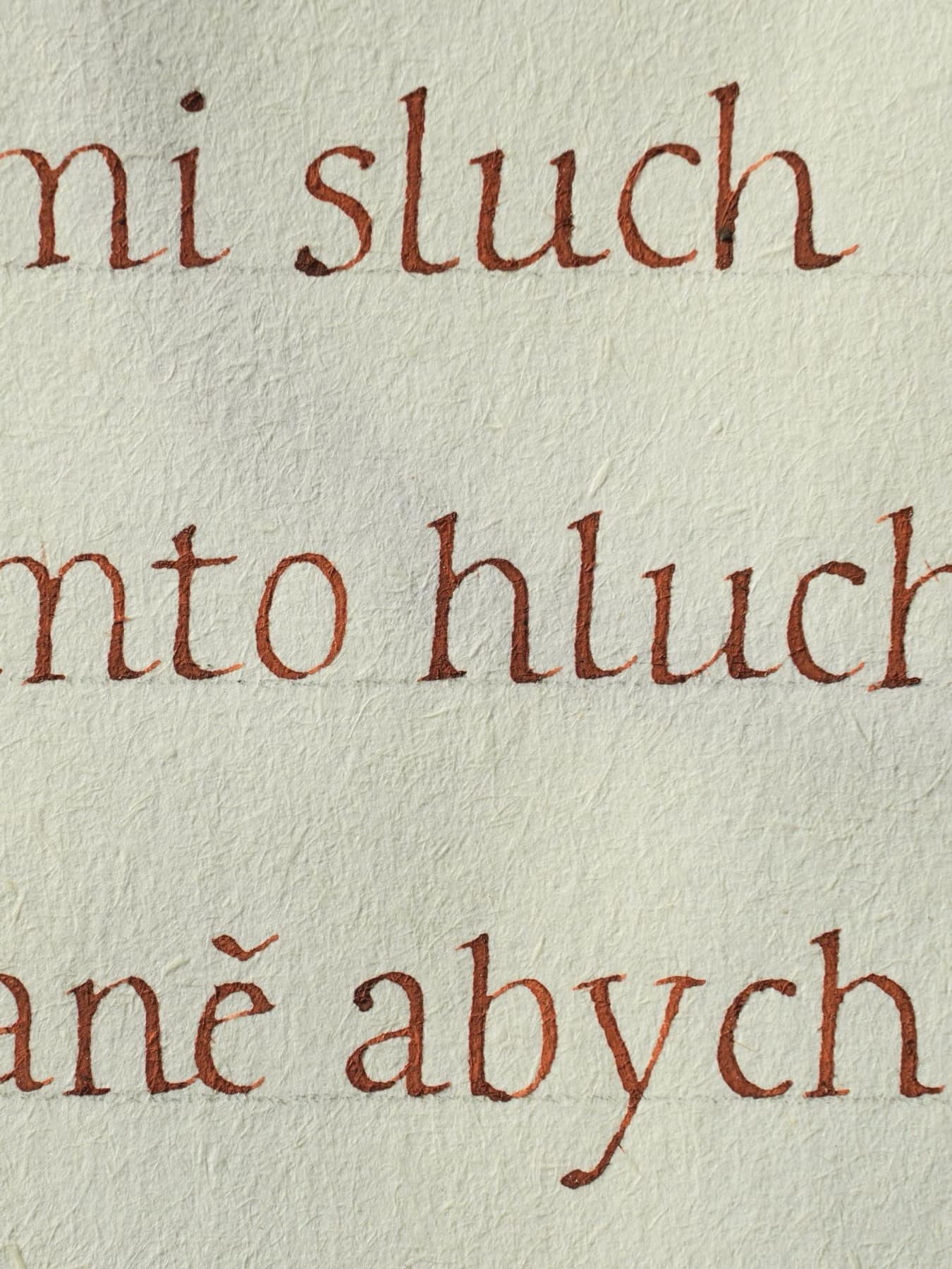 Detail písma psaného hnědým inkoustem