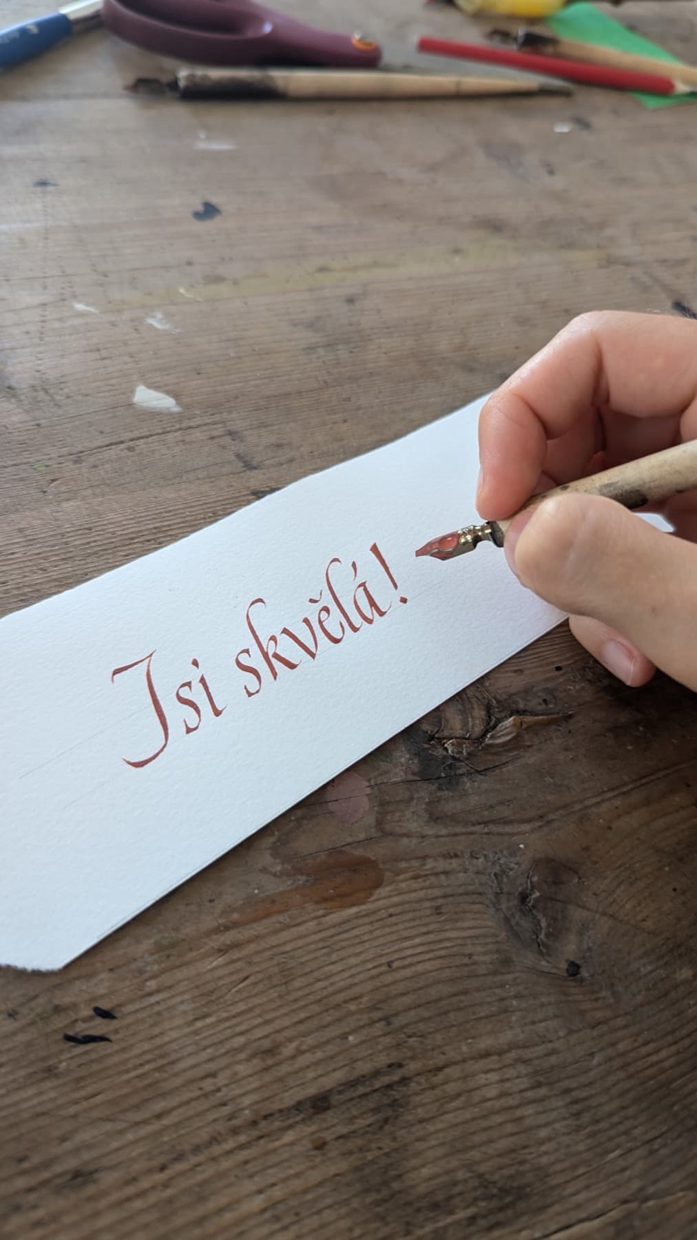 Nápis „Jsi skvělá!“ psaný perem