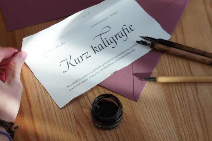 Ručně psaný dárkový poukaz na kurz kaligrafie