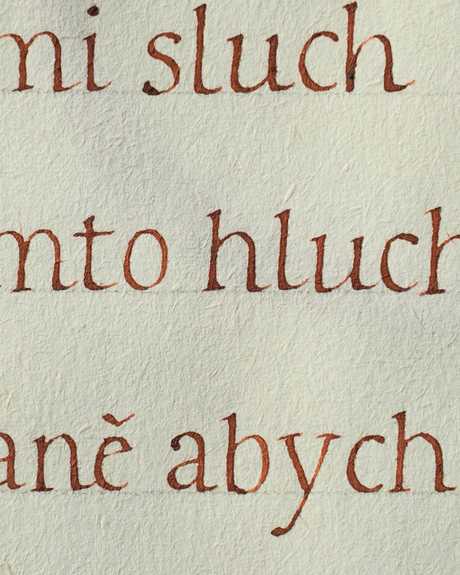 Detail písma psaného hnědým inkoustem
